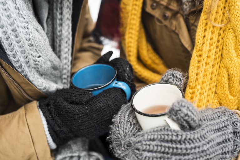 寒い場所では、マフラーや帽子、手袋などで肌を保護する